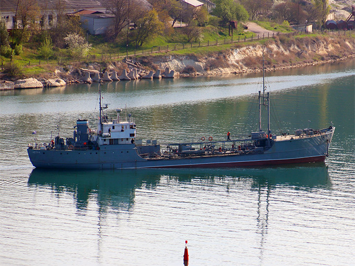 Малый морской танкер "Истра" ЧФ РФ в Севастопольской бухте