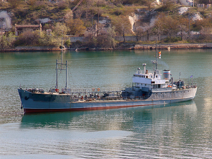 Малый морской танкер "Истра" ЧФ РФ на ходу в Севастопольской бухте