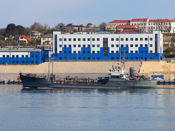 Малый морской танкер "Истра" ЧФ РФ на фоне Северной стороны Севастополя