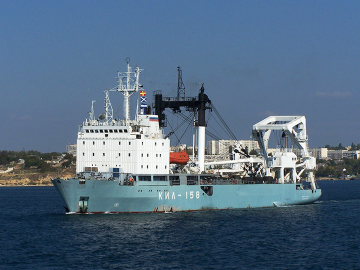 Килекторное судно "КИЛ-158" выходит из Севастопольской бухты