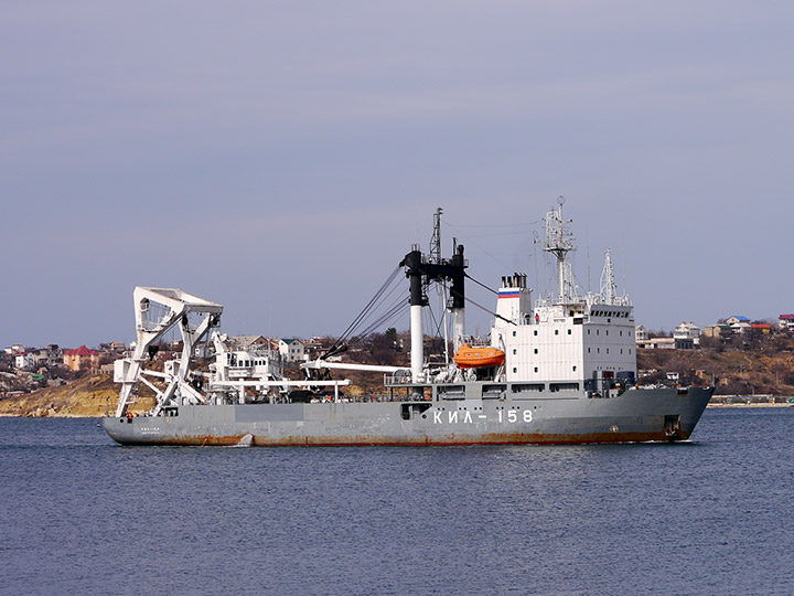 Килектор "КИЛ-158" заходит в Севастопольскую бухту