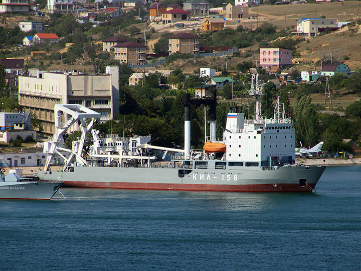 Килектор "КИЛ-158" Черноморского флота у причала Северной стороны Севастополя