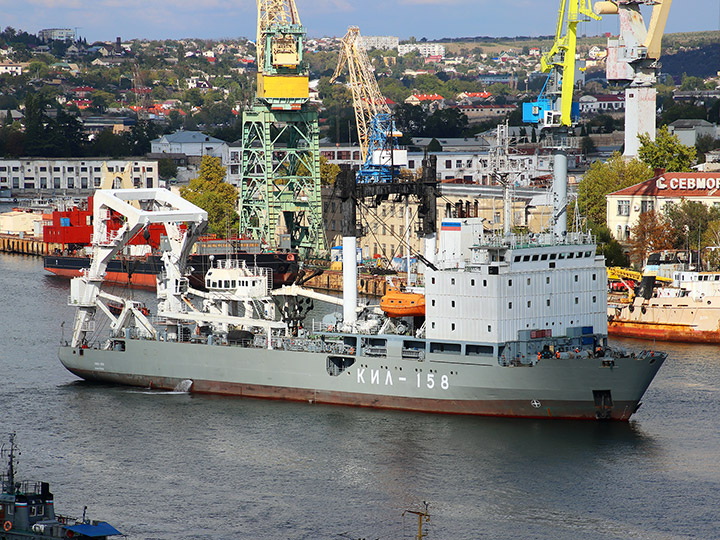Килектор "КИЛ-158" Черноморского флота в Южной бухте Севастополя