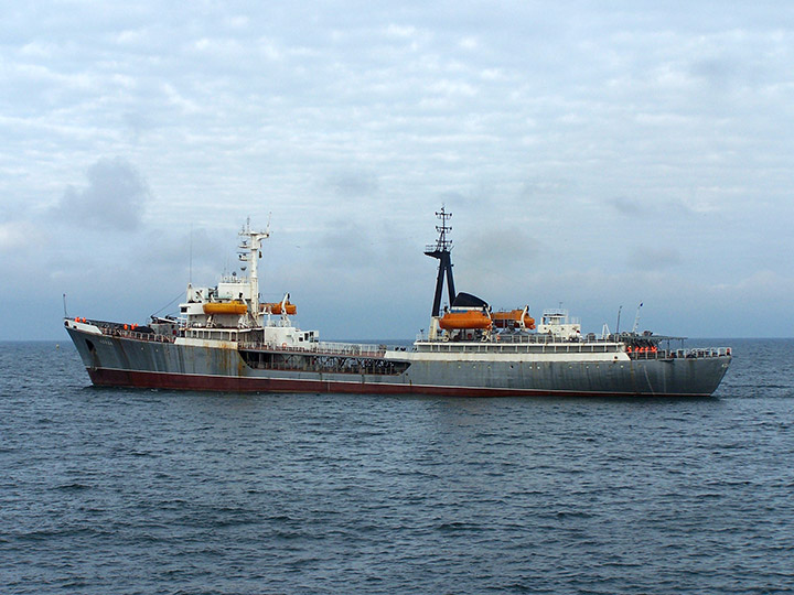 Средний морской танкер "Койда" выходит из Севастопольской бухты