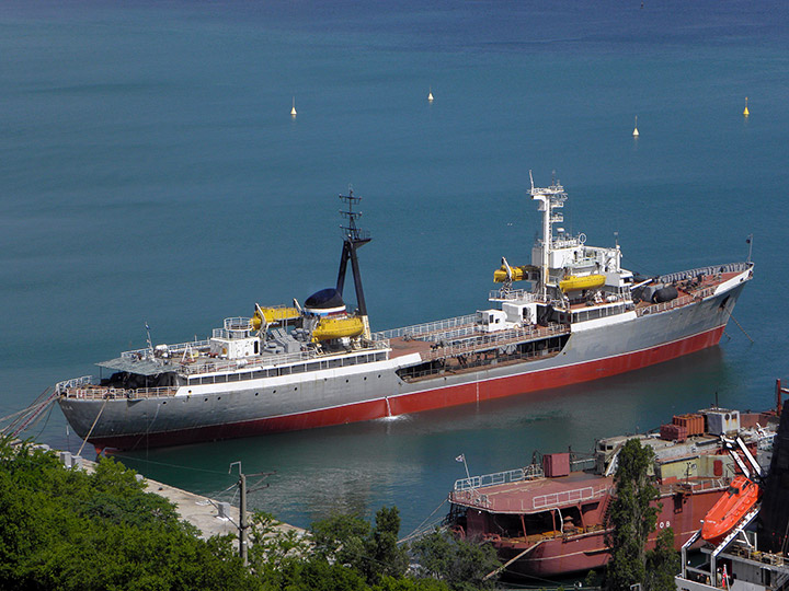 Средний морской танкер "Койда" после докования