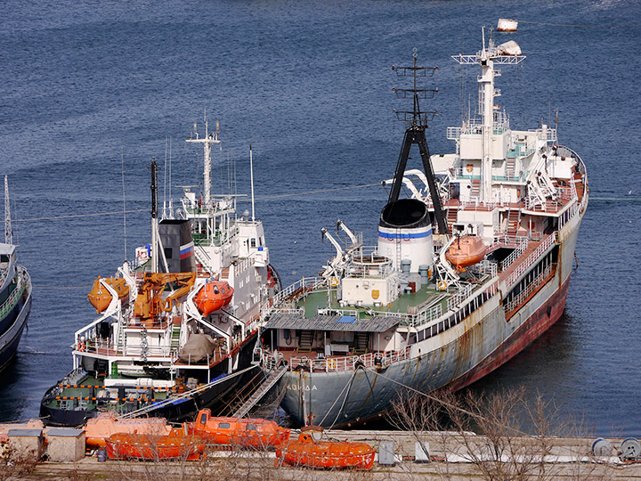 Средний морской танкер "Койда" у причала в Севастополе