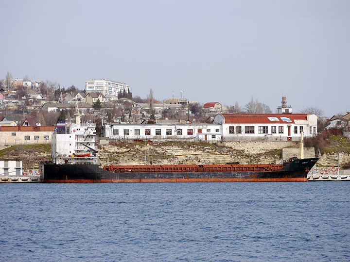 Военный транспорт "Кызыл-60" Черноморского флота у причала
