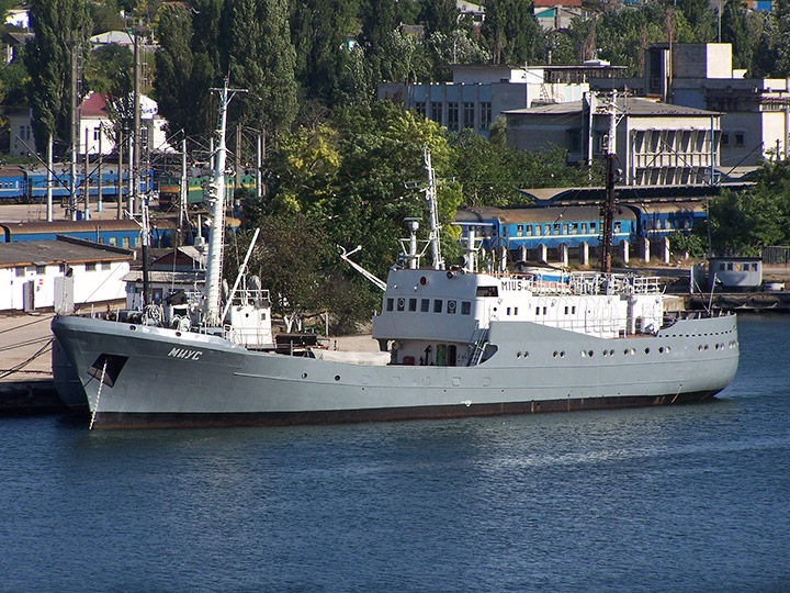 Морской рефрижираторный транспорт "Миус" в Южной бухте Севастополя
