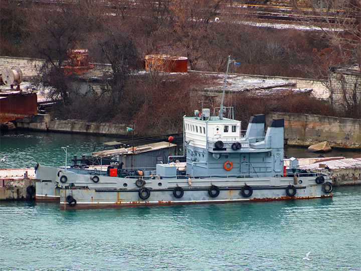 Нефтемусоросборщик МУС-229 у причала в Южной бухте Севастополя