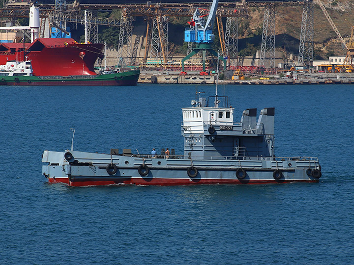 Нефтемусоросборщик MУС-277 ЧФ РФ на ходу в Севастопольской бухте