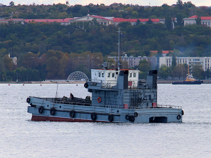 Нефтемусоросборщик MУС-277 Черноморского флота на ходу в Севастопольской бухте