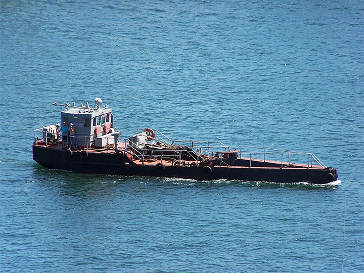 Судно-нефтемусоросборщик MУС-589 на ходу