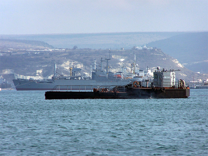 Судно-нефтемусоросборщик MУС-589 выходит из Южной бухты Севастополя