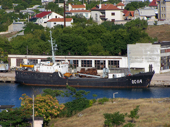 Опытовое судно "ОС-114" в Карантинной бухте Севастополя
