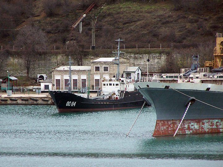Опытовое судно "ОС-114" после докования