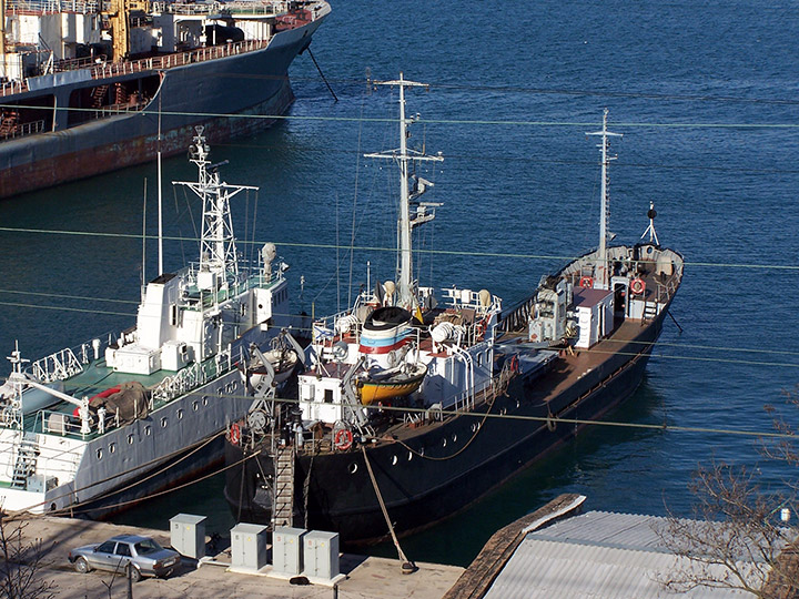 Опытовое судно "ОС-114" у причала в Севастопольской бухте