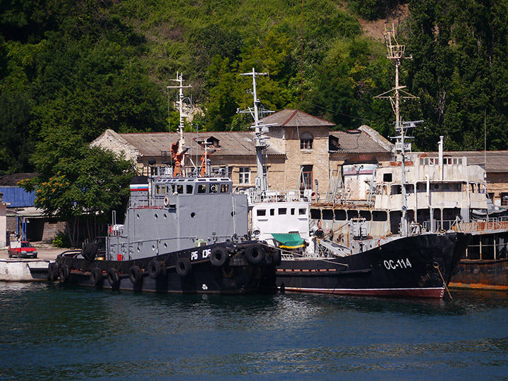 Буксир "РБ-136" и опытовое судно "ОС-114"
