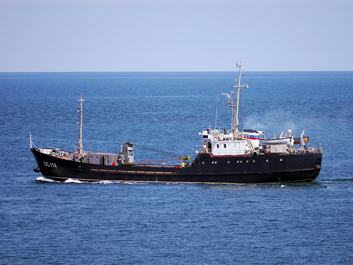 Опытовое судно "ОС-114" выходит из Севастопольской бухты