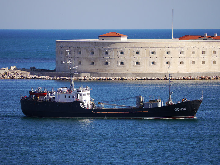 Опытовое судно "ОС-114" на фоне Константиновской батареи, Севастополь