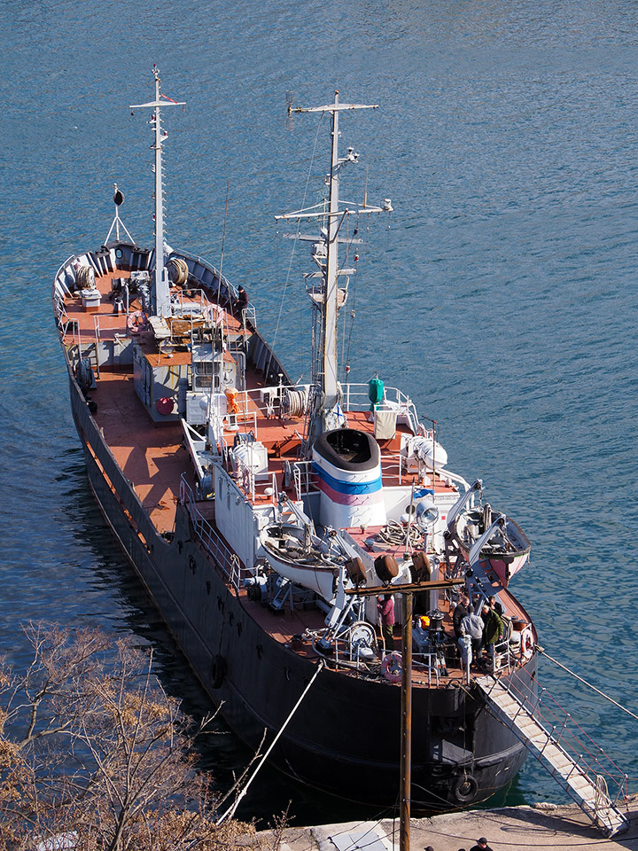 Опытовое судно "ОС-114" у причала в Севастополе