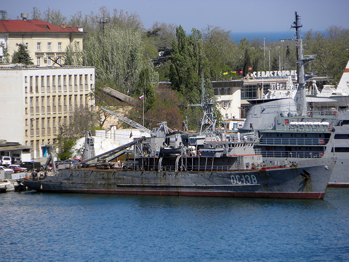 Опытовое судно "ОС-138" ЧФ РФ в Южной бухте Севастополя