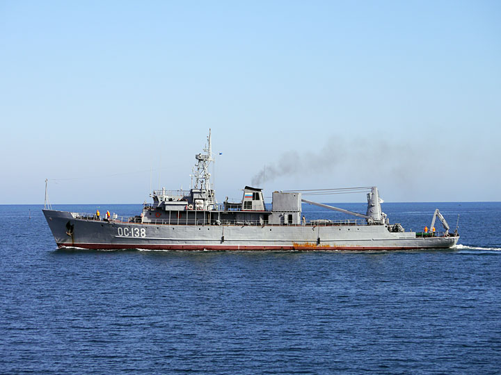 Опытовое судно "ОС-138" Черноморского флота выходит в море