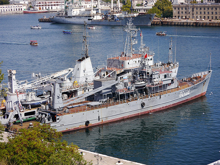 Опытовое судно "ОС-138" Черноморского флота у причала