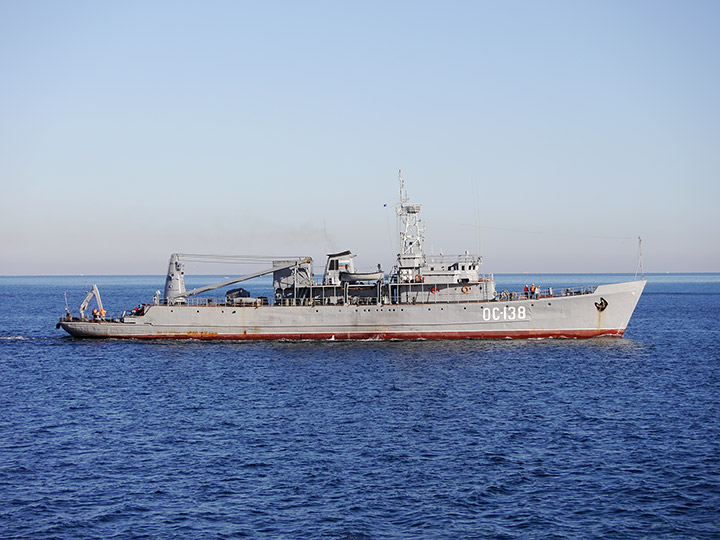 Опытовое судно "ОС-138" - вид на правый борт