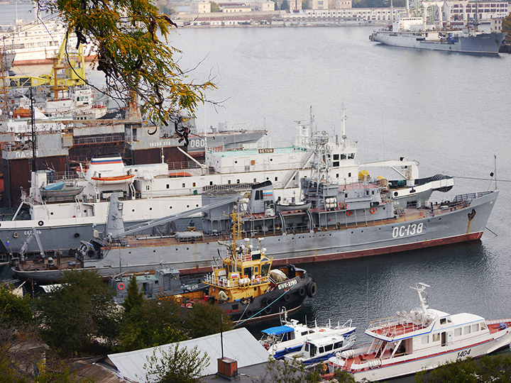Опытовое судно "ОС-138" у причала в Южной бухте Севастополя