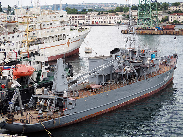 Опытовое судно "ОС-138" у причала в Южной бухте, Севастополь