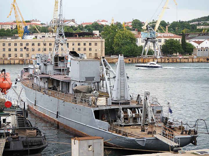 Опытовое судно "ОС-138" у причала в б.Южная, Севастополь