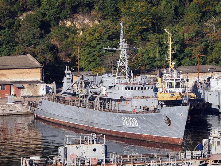 Опытовое судно "ОС-138" у причала в Севастополе