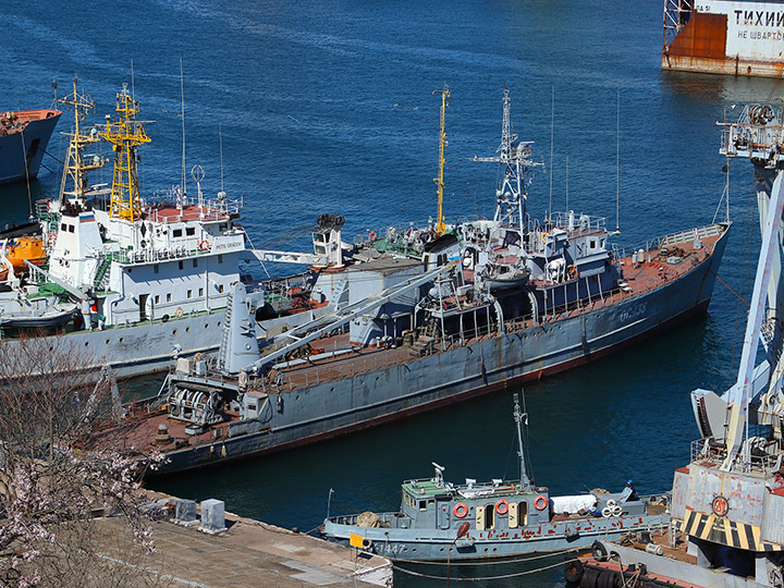Опытовое судно ОС-138 Черноморского флота у причала