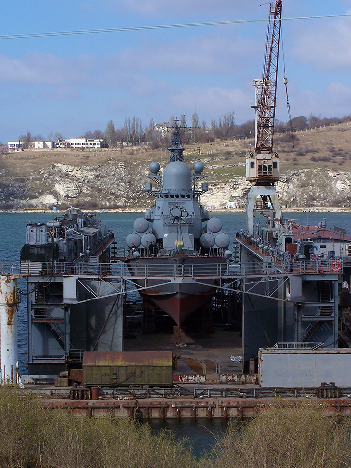 Малый ракетный корабль в плавучем доке "ПД-80" Черноморского флота