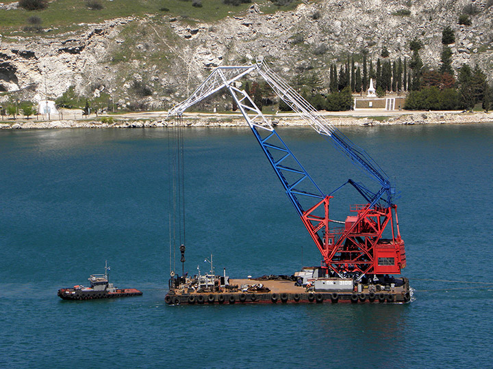 Плавучий кран "ПК-3100" в Севастопольской бухте