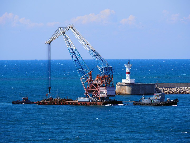 Плавучий кран "ПК-3100" под буксирами заводят в Севастопольскую бухту