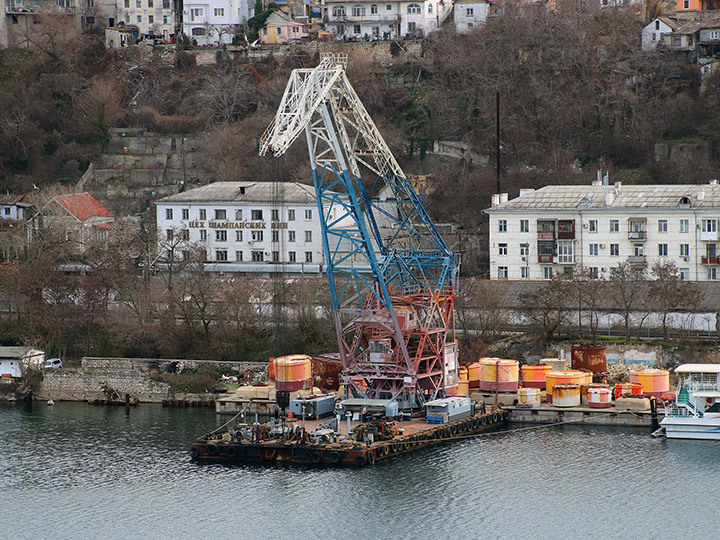 Плавучий кран "ПК-3100" в Южной бухте Севастополя