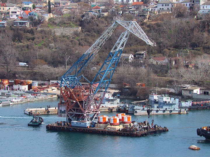 Плавучий кран "ПК-3100" с рейдовым оборудованием в Южной бухте Севастополя
