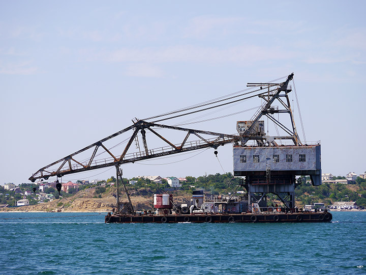 Плавучий кран "ПК-79050" в Севастопольской бухте
