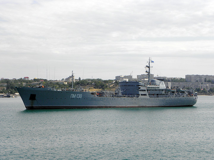 Плавмастерская "ПМ-138" выходит из Севастопольской бухты