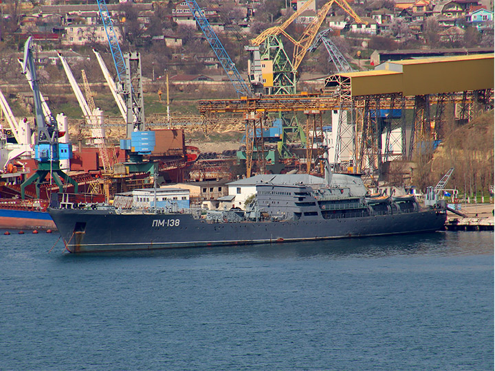 Плавучая мастерская ПМ-138 Черноморского флота у причала в Севастополе