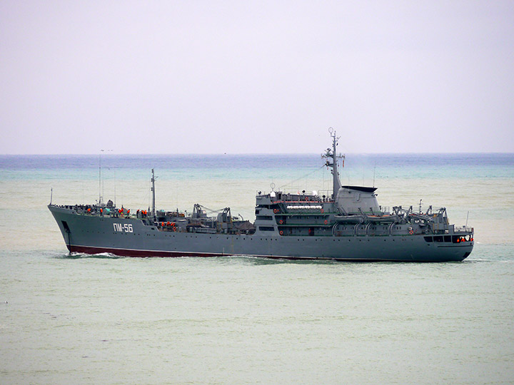 Плавмастерская "ПМ-56" выходит из Севастопольской бухты