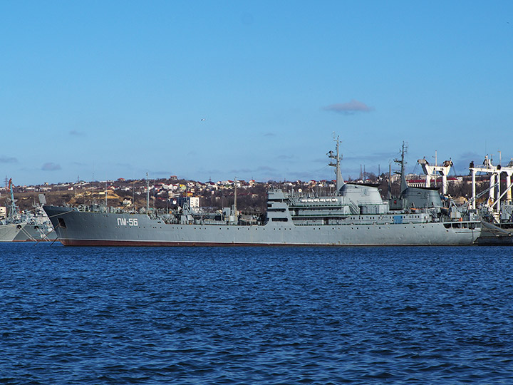 Плавмастерская "ПМ-56" у причала в Севастопольской бухте
