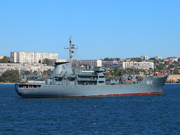 Плавмастерская "ПМ-56" Черноморского флота заходит в Севастопольскую бухту