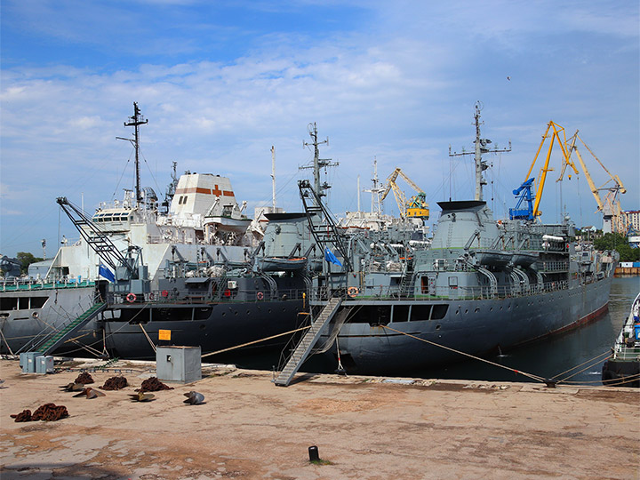 Плавучие мастерские ПМ-138 (слева) и ПМ-56 (справа) Черноморского флота в Южной бухте Севастополя