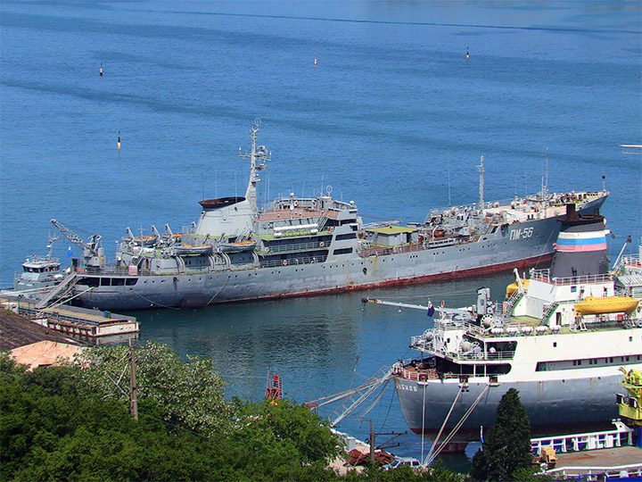 Плавучая мастерская ПМ-56 Черноморского флота у причала в Севастополькой бухте