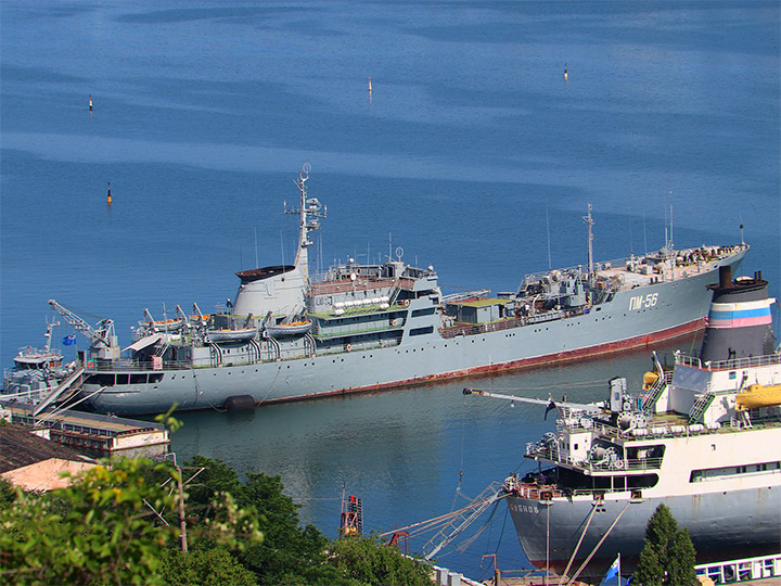 Плавмастерская ПМ-56 Черноморского флота РФ у причала в бухте Севастополя