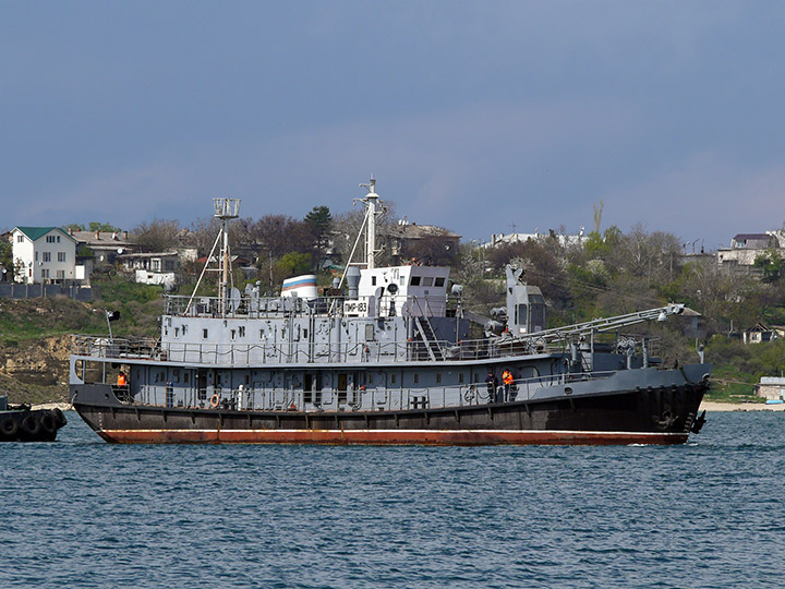 Рейдовая плавучая мастерская "ПМР-183" в Севастопольской бухте