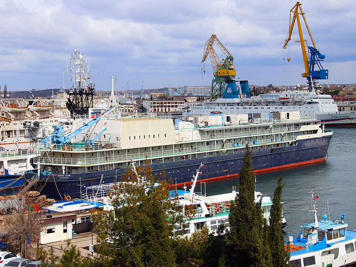 Floating Base Port Olya arrived in Sevastopol
