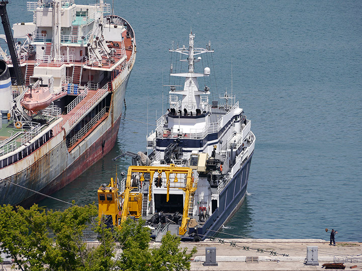 Опытовое судно "Селигер" у причала в Севастополе